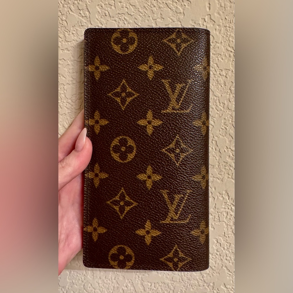 Louis Vuitton Authentic| Checkbook & wallet with 6 credit card slots.